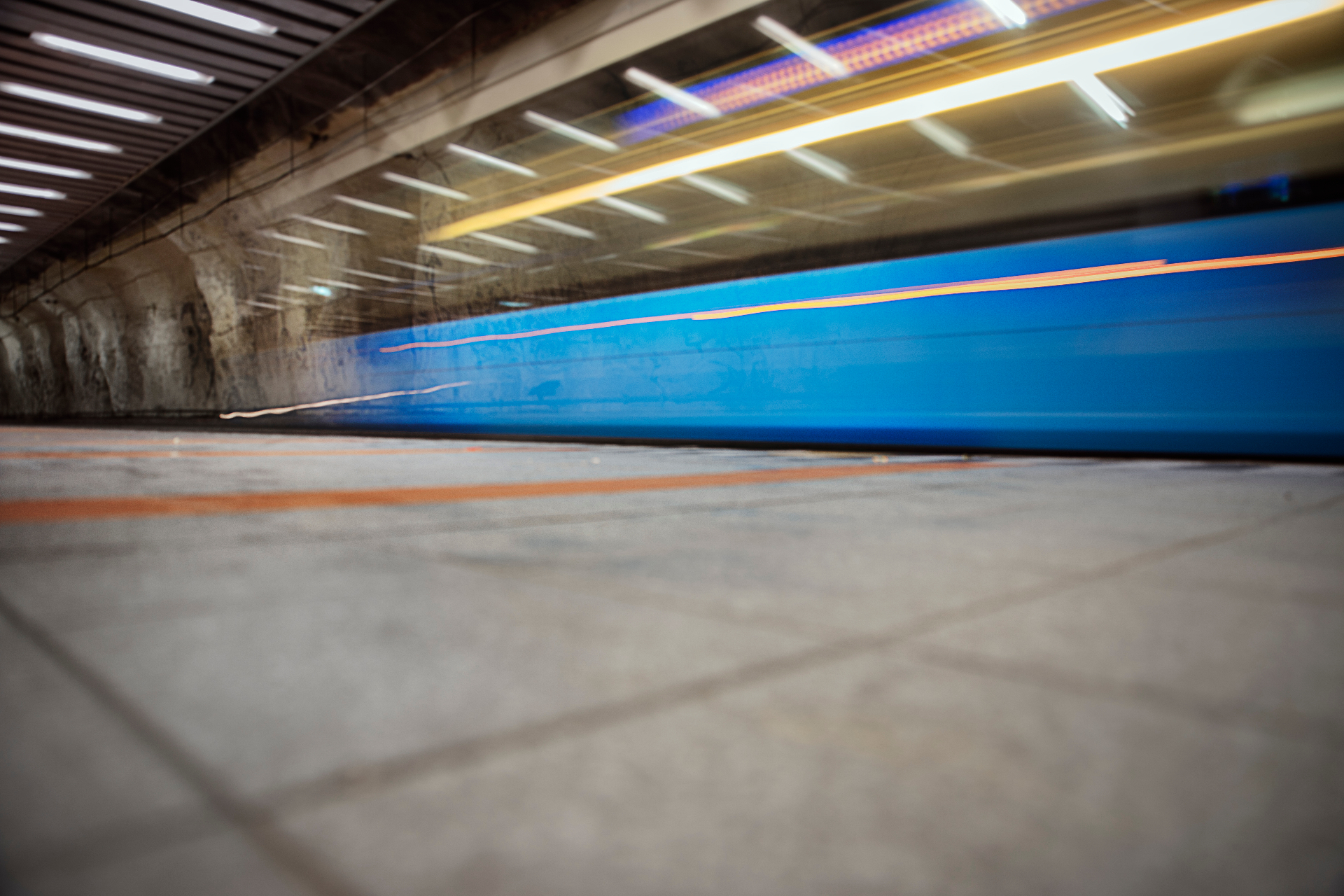Spårvagn i fart genom Hammarkullens tunnel