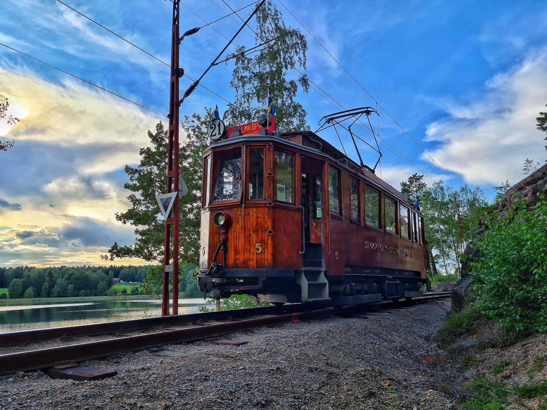 Veteranspårvagn nr 5 vid Hosjön i Malmköping i kvällsljus