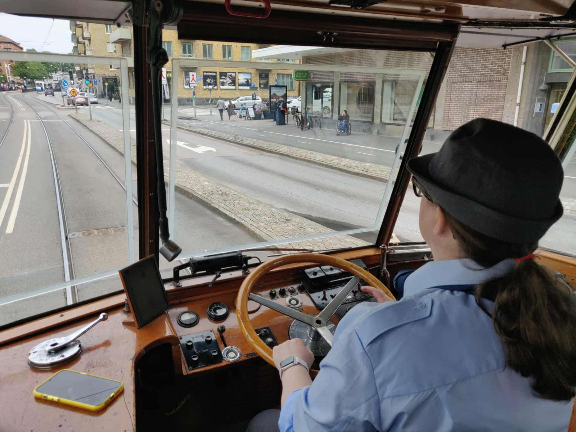 Spårvagnsförare i hytten på en göteborgsk veteranvagn